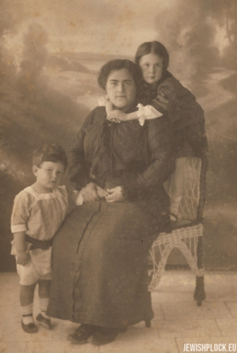 Fruma Wajcman with children: Ezer and Ruth, 1913